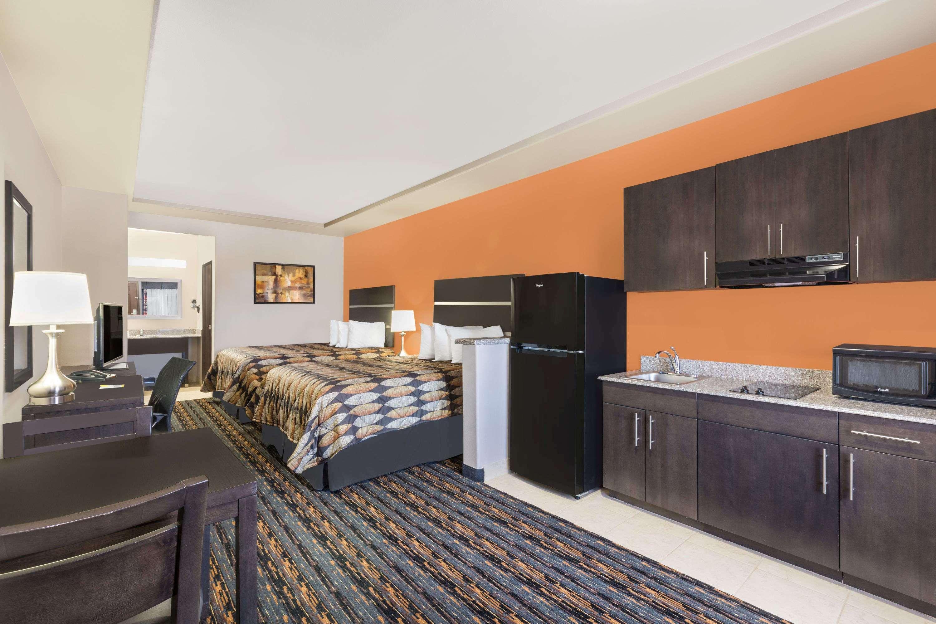 Days Inn By Wyndham Dilley Dış mekan fotoğraf