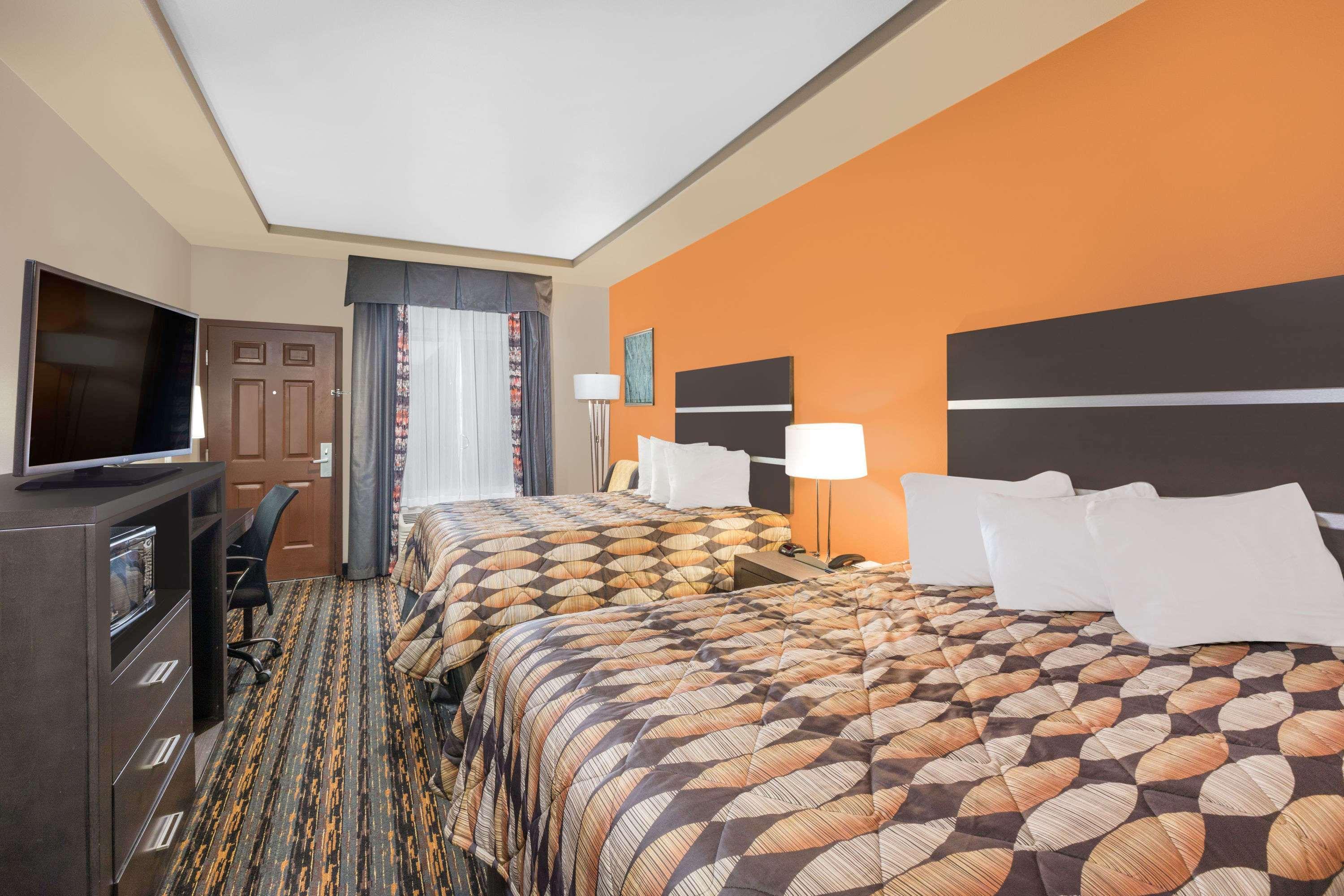 Days Inn By Wyndham Dilley Dış mekan fotoğraf